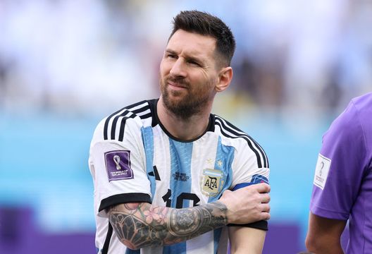 LUSAIL CITY, QATAR - NOVEMBER 22: Lionel Messi of Argentina lines up before the national anthems during the FIFA World Cup Qatar 2022 Group C match between Argentina and Saudi Arabia at Lusail Stadium on November 22, 2022 in Lusail City, Qatar. (Photo by Richard Heathcote/Getty Images) Convinto di poter vincere 1200 euro, ma ha puntato sull’Argentina campione di rugby - immagine 1