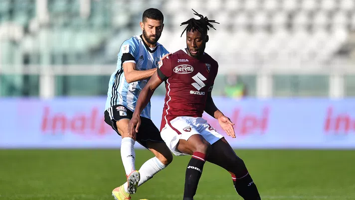 TURIN, ITALY - NOVEMBER 26:  Soualiho Meite (R) of Torino FC  is challenged by Marco Crimi of Virtus Entella during the Coppa Italia match between Torino FC and Virtus Entella at Stadio Olimpico di Torino on November 26, 2020 in Turin, Italy.  (Photo by Valerio Pennicino/Getty Images)
