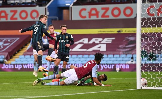 BIRMINGHAM, ENGLAND - OCTOBER 23: Patrick Bamford of Leeds United scores his team's first goal during the Premier League match between Aston Villa and Leeds United at Villa Park on October 23, 2020 in Birmingham, England. Sporting stadiums around the UK remain under strict restrictions due to the Coronavirus Pandemic as Government social distancing laws prohibit fans inside venues resulting in games being played behind closed doors. (Photo by Laurence Griffiths/Getty Images) BIRMINGHAM, ENGLAND - OCTOBER 23: Patrick Bamford of Leeds United scores his team's first goal during the Premier League match between Aston Villa and Leeds United at Villa Park on October 23, 2020 in Birmingham, England. Sporting stadiums around the UK remain under strict restrictions due to the Coronavirus Pandemic as Government social distancing laws prohibit fans inside venues resulting in games being played behind closed doors. (Photo by Laurence Griffiths/Getty Images)
