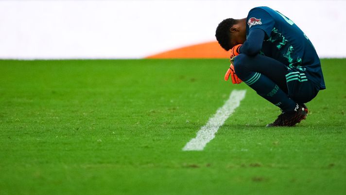 RIO DE JANEIRO, BRAZIL - NOVEMBER 01: Goalkeeper Hugo Souza of Flamengo reacts during a match between Flamengo and Sao Paulo as part of 2020 Brasileirao Series A at Maracana Stadium on November 01, 2020 in Rio de Janeiro, Brazil. (Photo by Buda Mendes/Getty Images) RIO DE JANEIRO, BRAZIL - NOVEMBER 01: Goalkeeper Hugo Souza of Flamengo reacts during a match between Flamengo and Sao Paulo as part of 2020 Brasileirao Series A at Maracana Stadium on November 01, 2020 in Rio de Janeiro, Brazil. (Photo by Buda Mendes/Getty Images)