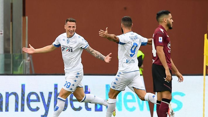 SALERNO, ITALY - OCTOBER 23: Andrea Pinamonti of Empoli FC celebrates after scoring the 0-1 goal during the Serie A match between US Salernitana and Empoli FC at Stadio Arechi on October 23, 2021 in Salerno, Italy. (Photo by Francesco Pecoraro/Getty Images) Empoli, Pinamonti spietato all’Arechi: ora è tra i primi quattro a… - immagine 1