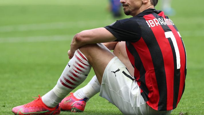 MILAN, ITALY - APRIL 03: Zlatan Ibrahimovic of A.C. Milan reacts during the Serie A match between AC Milan and UC Sampdoria at Stadio Giuseppe Meazza on April 03, 2021 in Milan, Italy. Sporting stadiums around Italy remain under strict restrictions due to the Coronavirus Pandemic as Government social distancing laws prohibit fans inside venues resulting in games being played behind closed doors. (Photo by Marco Luzzani/Getty Images) Quando torna Ibra? C’è la data in rosso per il rientro di Zlatan dopo l’operazione - immagine 1