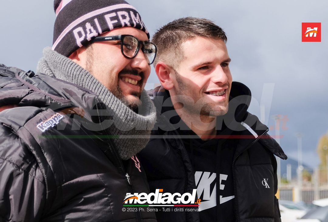 FOTO PALERMO, Orihuela e Saric: autografi e selfie con i tifosi rosanero  (Gallery) - immagine 15