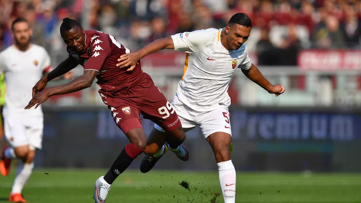 TURIN, ITALY - OCTOBER 22:  Umar Sadiq (L) of Torino FC is tackled by Juan Jesus of AS Roma during the Serie A match between Torino FC and AS Roma at Stadio Olimpico di Torino on October 22, 2017 in Turin, Italy.  (Photo by Valerio Pennicino/Getty Images)