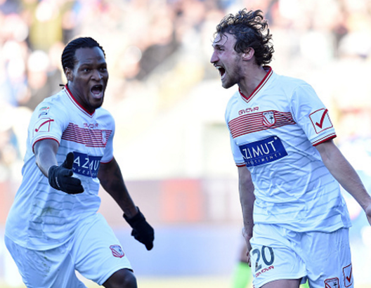 Mbakogu e Lollo: i loro gol hanno permesso al Carpi di vincere contro il Cittadella e superare il primo turno dei Play-off di Serie B Mbakogu e Lollo: i loro gol hanno permesso al Carpi di vincere contro il Cittadella e superare il primo turno dei Play-off di Serie B