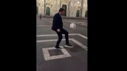 VIDEO / Del Piero palleggia in piazza Duomo: le immagini sui social