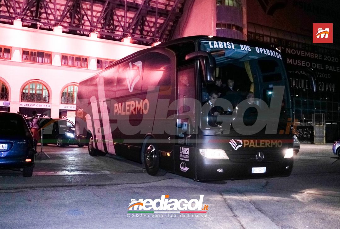 FOTO Perugia-Palermo, i rosanero in partenza dallo stadio “Renzo Barbera” (Gallery) - immagine 39