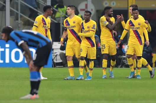 MILAN, ITALY - DECEMBER 10: Ansu Fati (R) of FC Barcelona celebrates his goal with his team-mates during the UEFA Champions League group F match between FC Internazionale and FC Barcelona at Giuseppe Meazza Stadium on December 10, 2019 in Milan, Italy. (Photo by Emilio Andreoli/Getty Images) MILAN, ITALY - DECEMBER 10: Ansu Fati (R) of FC Barcelona celebrates his goal with his team-mates during the UEFA Champions League group F match between FC Internazionale and FC Barcelona at Giuseppe Meazza Stadium on December 10, 2019 in Milan, Italy. (Photo by Emilio Andreoli/Getty Images)