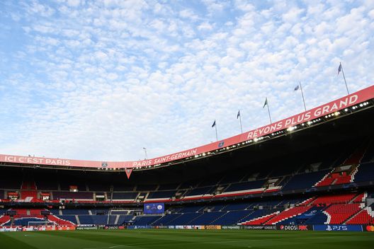 (Photo by Shaun Botterill/Getty Images) Francia, bisogna risparmiare energia: stop alle partite in notturna nel calcio?- immagine 3