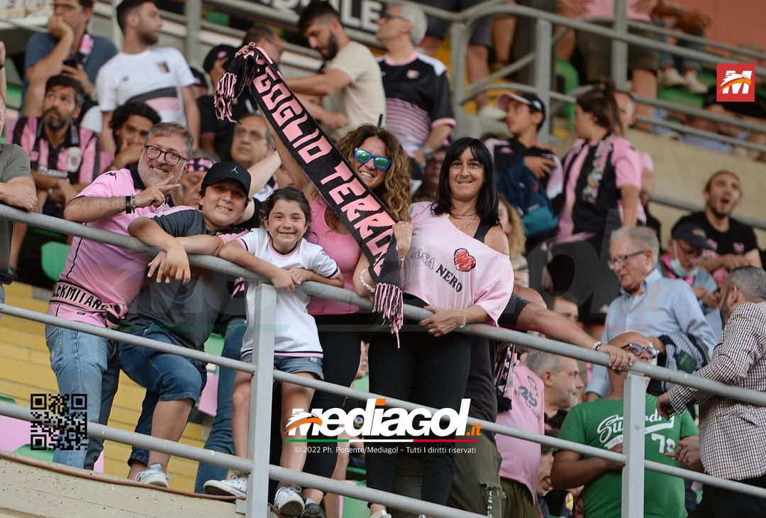 Fototifo, facce da Serie B. I tifosi allo stadio per Palermo-Padova 1-0 - immagine 128