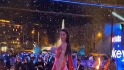 VIDEO / Valentina Vignali in versione “arancia sotto la neve”