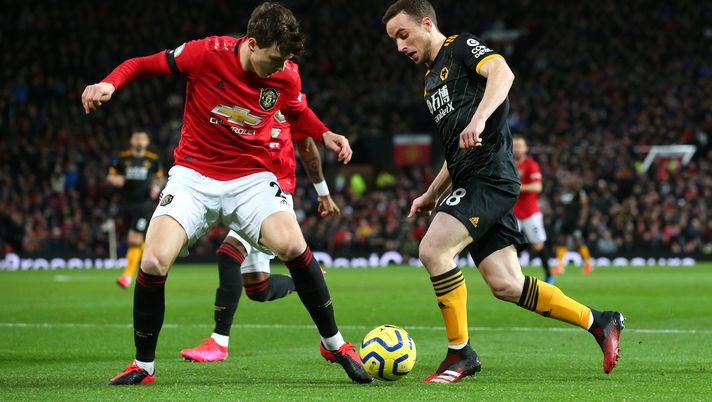 MANCHESTER, ENGLAND - FEBRUARY 01: Diogo Jota of Wolverhampton Wanderers is challenged by Victor Lindelof of Manchester United during the Premier League match between Manchester United and Wolverhampton Wanderers at Old Trafford on February 01, 2020 in Manchester, United Kingdom. (Photo by Alex Livesey/Getty Images) lindelof