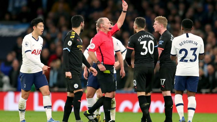 LONDON, ENGLAND - FEBRUARY 02: Match Referee Mike Dean shows a red card to Oleksandr Zinchenko of Manchester City (not pictured) during the Premier League match between Tottenham Hotspur and Manchester City at Tottenham Hotspur Stadium on February 02, 2020 in London, United Kingdom. (Photo by Catherine Ivill/Getty Images) 