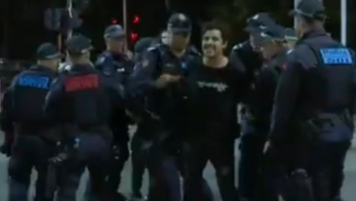 Presi e portati via: la Polizia espelle 12 tifosi dal derby di Melbourne - immagine 1