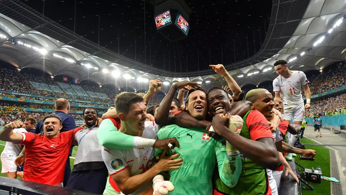 BUCHAREST, ROMANIA - JUNE 28: Yann Sommer and Denis Zakaria of Switzerland celebrate with team mates after their side's victory in the penalty shoot out after the UEFA Euro 2020 Championship Round of 16 match between France and Switzerland at National Arena on June 28, 2021 in Bucharest, Romania. (Photo by Justin Setterfield/Getty Images)