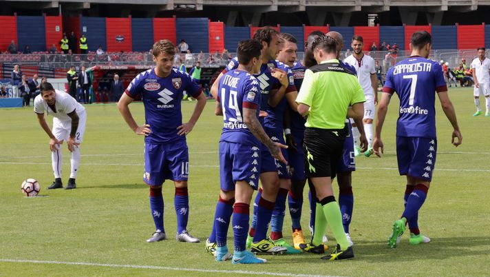 CAGLIARI, ITALY - APRIL 09: The players of Torino reacts with referee during the Serie A match between Cagliari Calcio and FC Torino at Stadio Sant'Elia on April 9, 2017 in Cagliari, Italy.  (Photo by Enrico Locci/Getty Images) 