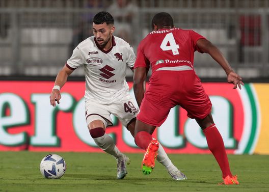MONZA, ITALY - AUGUST 13: Nemanja Radonjic of Torino FC is challenged by Marlon of AC Monza during the Serie A match between AC Monza and Torino FC at Stadio Brianteo on August 13, 2022 in Monza, Italy. (Photo by Emilio Andreoli/Getty Images) Toro, sabato arriva la Lazio: il pubblico amico diventa un fattore per i granata- immagine 2