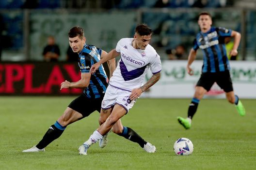 BERGAMO, ITALY - OCTOBER 02: Lucas Martínez Quarta of Fiorentina battles for possession with Ruslan Malinovskyi of Atalanta during the Serie A match between Atalanta BC and ACF Fiorentina at Gewiss Stadium on October 02, 2022 in Bergamo, Italy. (Photo by Emilio Andreoli/Getty Images) QS: “La Fiorentina c’è, la difesa no. Così i Viola si risvegliano all’Inferno”- immagine 2
