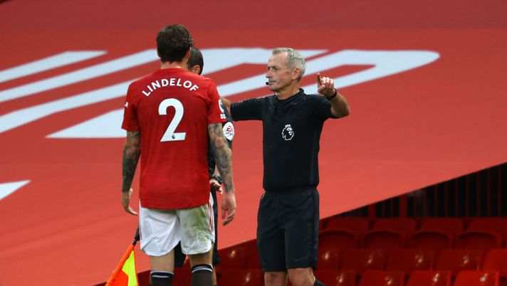 MANCHESTER, ENGLAND - SEPTEMBER 19: Victor Lindelof of Manchester United confronts referee Martin Atkinson after he awards Crystal Palace a penalty for a handball by Victor Lindelof following a VAR review during the Premier League match between Manchester United and Crystal Palace at Old Trafford on September 19, 2020 in Manchester, England. (Photo by Richard Heathcote/Getty Images ) MANCHESTER, ENGLAND - SEPTEMBER 19: Victor Lindelof of Manchester United confronts referee Martin Atkinson after he awards Crystal Palace a penalty for a handball by Victor Lindelof following a VAR review during the Premier League match between Manchester United and Crystal Palace at Old Trafford on September 19, 2020 in Manchester, England. (Photo by Richard Heathcote/Getty Images )