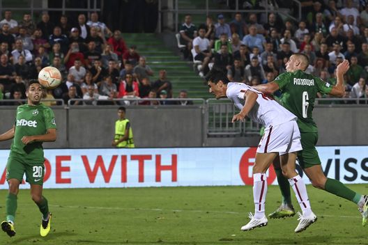 RAZGRAD, BULGARIA - SEPTEMBER 08: AS Roma player Eldor Shomurodov scores the goal during the UEFA Europa League group C match between PFC Ludogorets Razgrad and AS Roma at Ludogorets Arena on September 08, 2022 in Razgrad, Bulgaria. (Photo by Luciano Rossi/AS Roma via Getty Images) Gazzetta su Cabral: anche Shomurodov meglio del brasiliano- immagine 2