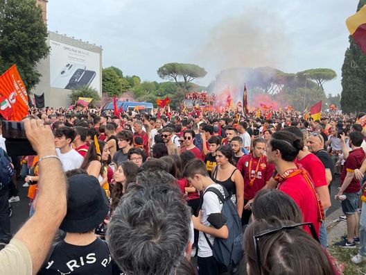Festa Roma, termina il corteo: 100.000 tifosi in piazza. Mancini e Zaniolo scatenati- immagine 2