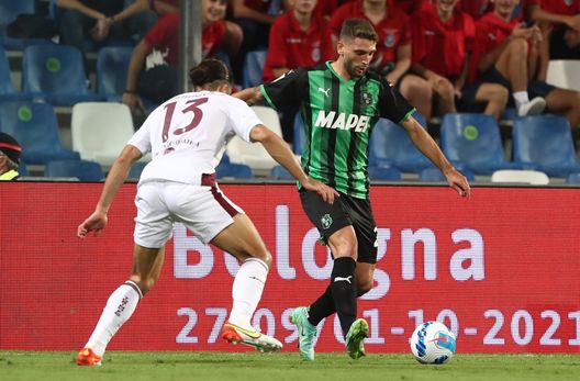 REGGIO NELL'EMILIA, ITALY - SEPTEMBER 17: Domenico Berardi (R) of US Sassuolo competes for the ball with Ricardo Rodriguez (L) of Torino FC during the Serie A match between US Sassuolo and Torino FC at Mapei Stadium - Citta' del Tricolore on September 17, 2021 in Reggio nell'Emilia, Italy. (Photo by Marco Luzzani/Getty Images) REGGIO NELL'EMILIA, ITALY - SEPTEMBER 17: Domenico Berardi (R) of US Sassuolo competes for the ball with Ricardo Rodriguez (L) of Torino FC during the Serie A match between US Sassuolo and Torino FC at Mapei Stadium - Citta' del Tricolore on September 17, 2021 in Reggio nell'Emilia, Italy. (Photo by Marco Luzzani/Getty Images)
