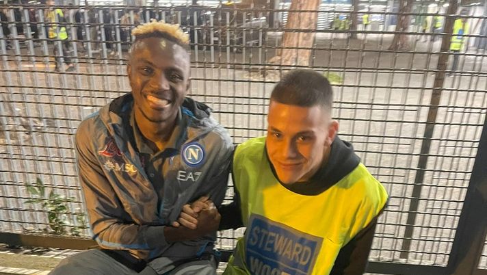 Osimhen, trova lavoro a uno steward della Roma licenziato per un selfie con lui - immagine 1