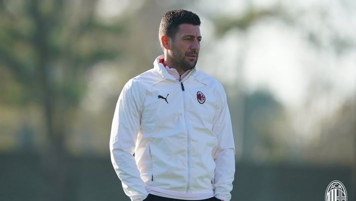 Daniele Bonera (collaboratore tecnico AC Milan), durante un allenamento dei rossoneri a Milanello | AC Milan News (acmilan.com) 