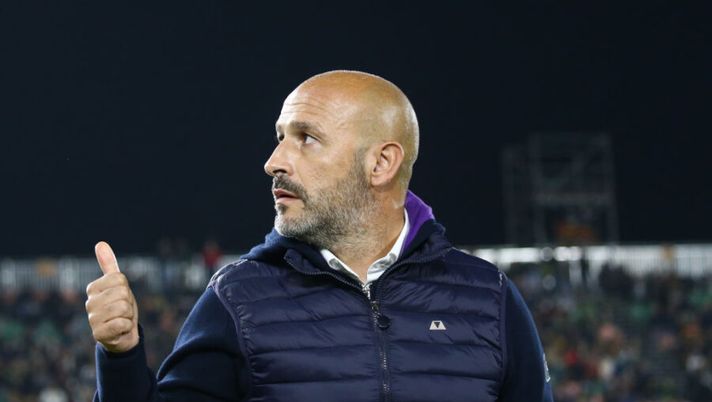 VENICE, ITALY - OCTOBER 18: Head coach of Fiorentina Vincenzo Italiano during the Serie A match between Venezia FC and ACF Fiorentina at Stadio Pier Luigi Penzo on October 18, 2021 in Venice, Italy. (Photo by Maurizio Lagana/Getty Images) Italiano: “Milenkovic e Vlahovic a gennaio? Rispondo così! Gonzalez non al 100%” - immagine 1