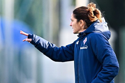 SESTO FIORENTINO, ITALY - NOVEMBER 26: Patrizia Panico head coach of Fiorentina reacts during the Women Serie A match between ACF Fiorentina and AC Milan at Stadio Pietro Torrini on November 26, 2022 in Sesto Fiorentino, Italy. (Photo by Simone Arveda/Getty Images) Femminile, Fiorentina-Milan 0-1: Piemonte decide il match- immagine 2