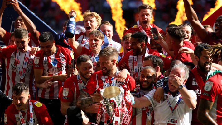 LONDON, ENGLAND - MAY 29: Pontus Jansson of Brentford lifts the Sky Bet Championship Play-off Final trophy in celebration with team mates after victory in the Sky Bet Championship Play-off Final between Brentford FC and Swansea City at Wembley Stadium on May 29, 2021 in London, England. (Photo by Catherine Ivill/Getty Images) LONDON, ENGLAND - MAY 29: Pontus Jansson of Brentford lifts the Sky Bet Championship Play-off Final trophy in celebration with team mates after victory in the Sky Bet Championship Play-off Final between Brentford FC and Swansea City at Wembley Stadium on May 29, 2021 in London, England. (Photo by Catherine Ivill/Getty Images)