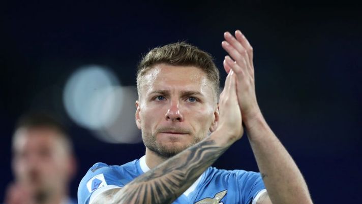 ROME, ITALY - MAY 07: Ciro Immobile of SS Lazio acknowledges the fans following the Serie A match between SS Lazio and UC Sampdoria at Stadio Olimpico on May 07, 2022 in Rome, Italy. (Photo by Paolo Bruno/Getty Images) Immobile: “Con la Lazio ho un contratto praticamente a vita. Con Sarri…” - immagine 1