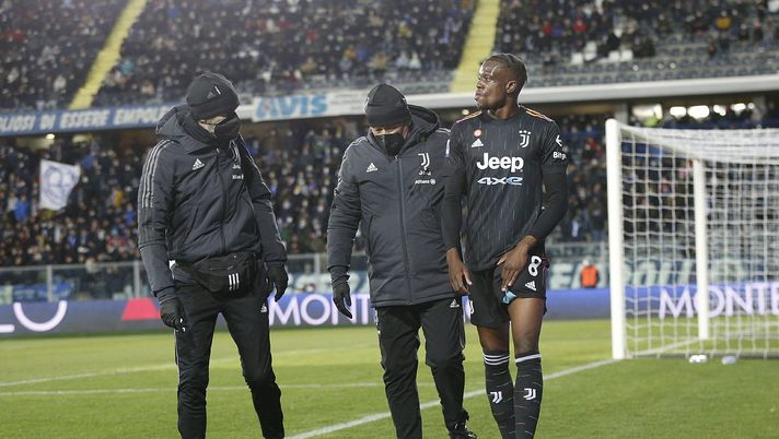 EMPOLI, ITALY - FEBRUARY 26: Denis Lemi Zakaria Lako Lado of Juventus injured leaves the field during the Serie A match between Empoli FC and Juventus at Stadio Carlo Castellani on February 26, 2022 in Empoli, Italy. (Photo by Gabriele Maltinti/Getty Images) Qui Juve, il report odierno e il programma di domani: Zakaria out 20 giorni - immagine 1