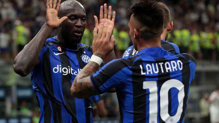 MILAN, ITALY - AUGUST 20: Lautaro Martinez of FC Internazionale celebrates with Romelu Lukaku after scoring their team's first goal during the Serie A match between FC Internazionale and Spezia Calcio at Stadio Giuseppe Meazza on August 20, 2022 in Milan, . (Photo by Emilio Andreoli - Inter/Inter via Getty Images) La LU-LA convince il CIES, Lewandowski no: le “previsioni” in Italia e in Europa- immagine 2