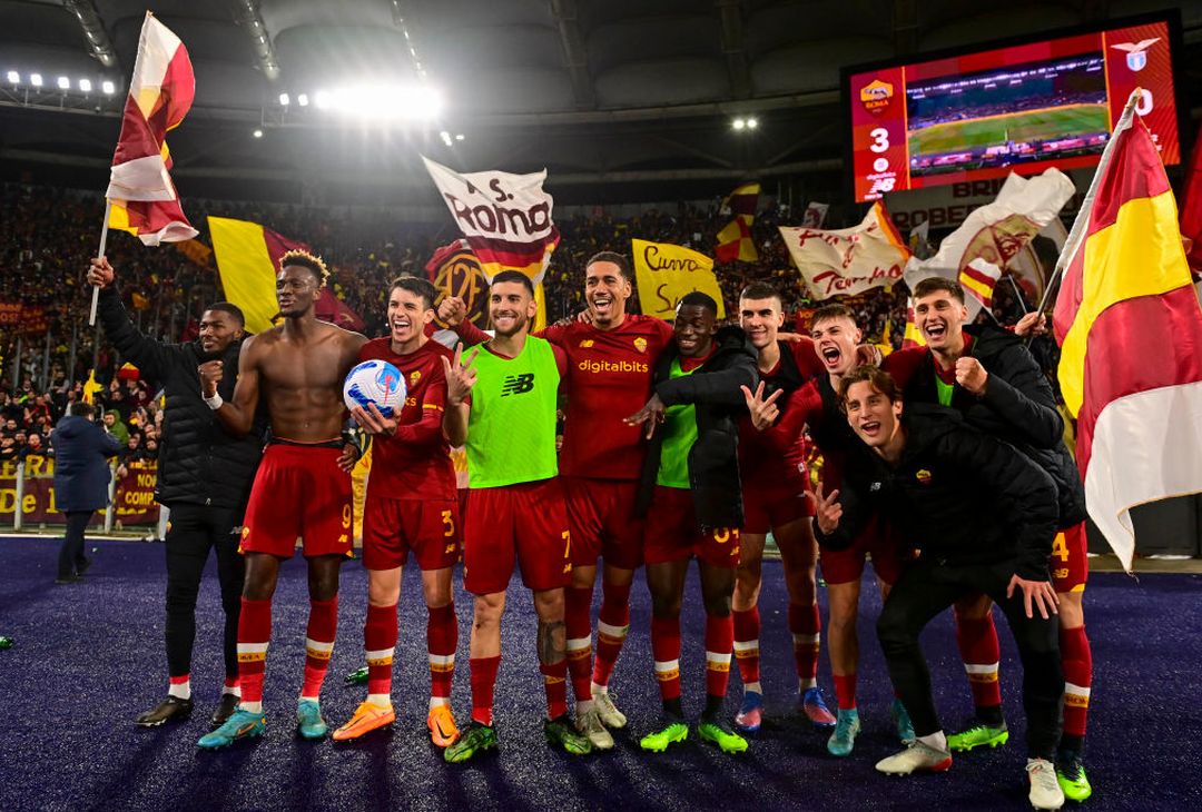 La Roma si scatena: Mancini con la bandiera, Abraham si spoglia – FOTO GALLERY - immagine 8