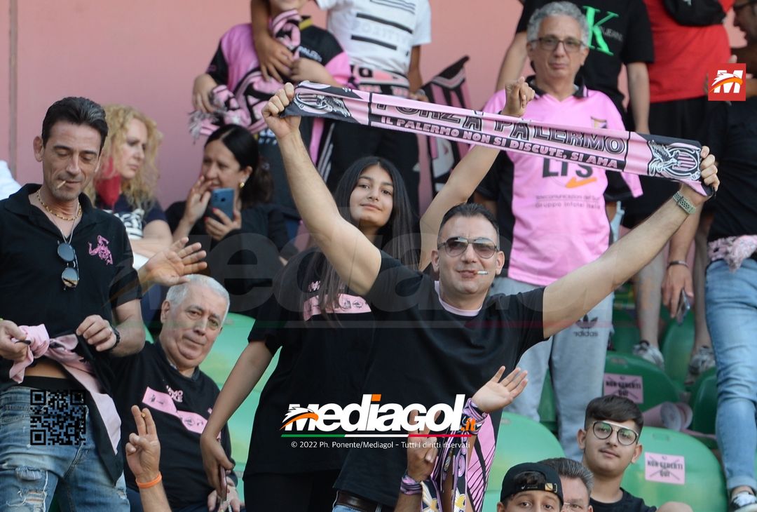Fototifo, facce da Serie B. I tifosi allo stadio per Palermo-Padova 1-0 - immagine 6