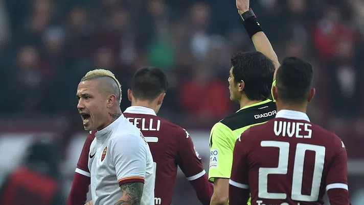 Damato ammonisce il romanista Nainggolan nell'ultimo Torino-Roma
