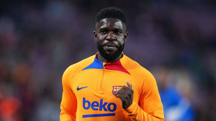 BARCELONA, SPAIN - MAY 01: Samuel Umtiti of FC Barcelona warms up ahead of the LaLiga Santander match between FC Barcelona and RCD Mallorca at Camp Nou on May 01, 2022 in Barcelona, Spain. (Photo by Alex Caparros/Getty Images) Il Lecce chiude due colpi: oggi sbarca Umtiti, preso anche un terzino sinistro - immagine 1