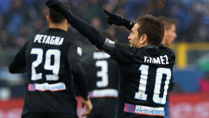 BERGAMO, ITALY - FEBRUARY 05: Alejandro Gomez of Atalanta celebrates the opening goal during the Serie A match between Atalanta BC and Cagliari Calcio at Stadio Atleti Azzurri d'Italia on February 5, 2017 in Bergamo, Italy. (Photo by Maurizio Lagana/Getty Images) Atalanta, pericolo giallo: quattro titolari in diffida. Gasp ha già deciso la formazione anti-Inter - immagine 1