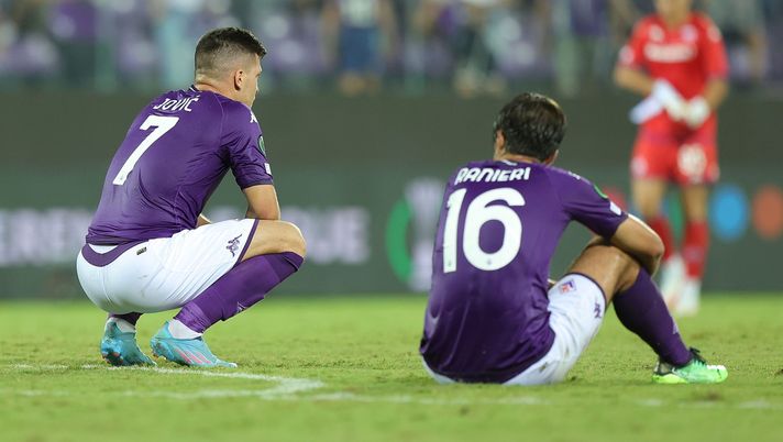 FLORENCE, ITALY - SEPTEMBER 08: Luka Jovic of ACF Fiorentina and Luca Ranieri of ACF Fiorentina shows hid dejection during the UEFA Europa Conference League group A match between ACF Fiorentina and Rīgas Futbola skola at Stadio Artemio Franchi on September 8, 2022 in Florence, Italy (Photo by Gabriele Maltinti/Getty Images) Poteva essere la giusta spinta per il campionato, e invece…scatta l’allarme - immagine 1