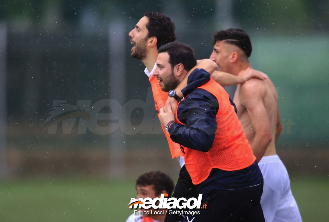  CAGLIARI, ITALY - MAY 05: Players of Palermo and the coach Giuseppe Scurto celebrate promotion in Primavera 1 during the Primavera 1 match between Cagliari Calcio U19 and US Citta di Palermo U19 at Stadio Renato Raccis on May 5, 2018 (Photo by Enrico Locci/Getty Images) 