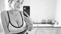 Wanda Nara sexy dai vetri di casa: “A Parigi sta piovendo”