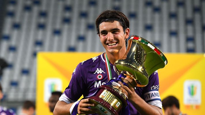 REGGIO NELL'EMILIA, ITALY - AUGUST 26: Eduard Dutu of ACF Fiorentina celebrates with the trophy during the Primavera TIM Cup Final match between Hellas Verona and ACF Fiorentina at Mapei Stadium - Citta' del Tricolore on August 26, 2020 in Reggio nell'Emilia, Italy. (Photo by Alessandro Sabattini/Getty Images) VN – Dutu, futuro lontano da Firenze: piace a tre squadre - immagine 1