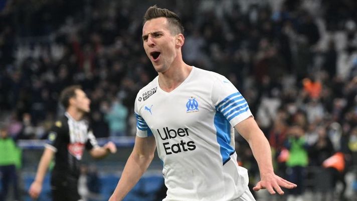 Marseille's Polish forward Arkadiusz Milik celebrates scoring his team's fourth goal during the French L1 football match between Olympique Marseille (OM) and SCO Angers at Stade Velodrome in Marseille, southern France, on February 4, 2022. (Photo by Nicolas TUCAT / AFP) (Photo by NICOLAS TUCAT/AFP via Getty Images) UFFICIALE – Juve, Milik in prestito con diritto di riscatto: le vere cifre del colpo - immagine 1