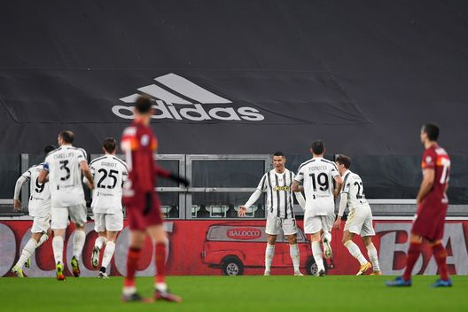 I giocatori della Juventus esultano dopo il gol di Cristiano Ronaldo contro la Roma I giocatori della Juventus esultano dopo il gol di Cristiano Ronaldo contro la Roma