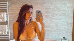 Valentina Vignali si scatta un selfie in bikini allo specchio: forma splendida