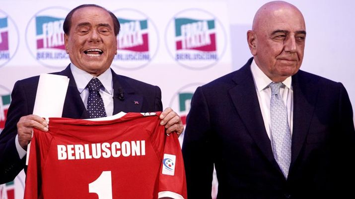 Berlusconi e Galliani con la maglia del Monza calcio (Credits foto: Gazzetta) 