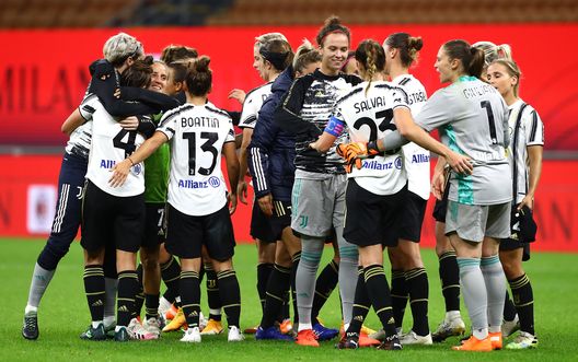 Le ragazze della Juventus Women festeggiano dopo la vittoria contro il Milan a San Siro Le ragazze della Juventus Women festeggiano dopo la vittoria contro il Milan a San Siro