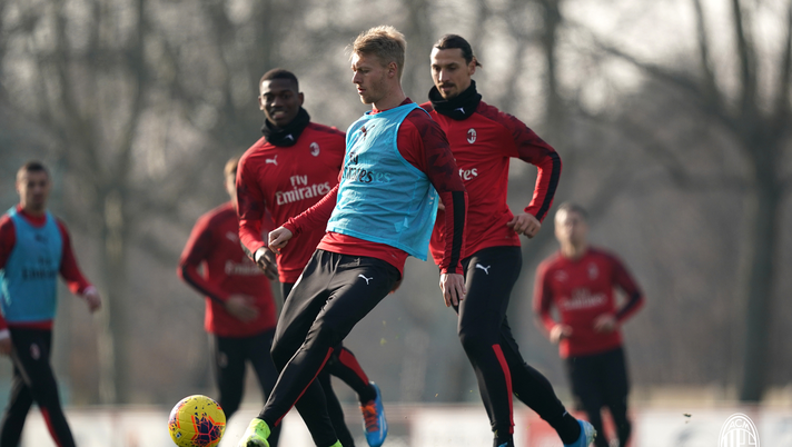 Simon Kjaer in allenamento con il Milan a Milanello (credits: acmilan.com) 