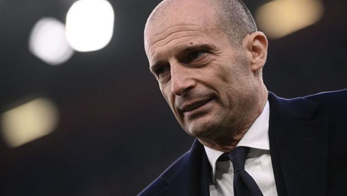 Juventus' Italian head coach Massimiliano Allegri looks on during the Italian Serie A football match between Sampdoria and Juventus on March 12, 2022 at the Luigi-Ferraris stadium in Genoa, Liguria. (Photo by Marco BERTORELLO / AFP) (Photo by MARCO BERTORELLO/AFP via Getty Images) Allegri: “Formazione? Impossibile indovinarla! Dybala gioca, la scelta su Chiellini e Alex Sandro” - immagine 1